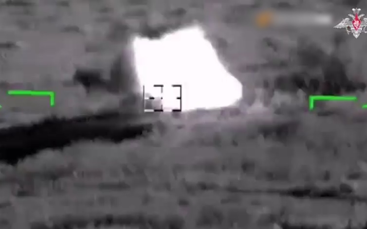 Khoảnh khắc tên lửa từ trực thăng Ka-52 "đục" nóc xe tăng Ukraine ở Donbass